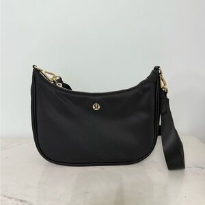 Lululemon - City Essentials Small Shoulder Bag 3L black and gold